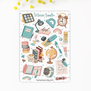 Peut inclure: Une planche d'autocollants avec des illustrations de fournitures scolaires et de bureau. Comprend une tablette, un carnet, une lampe, des livres, des lunettes, un réveil, un globe, une tasse de café, un stylo, un surligneur et une montre intelligente. Le texte "MarieAnneSo" et "marieanneso.etsy.com" est présent.