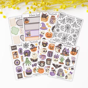 Peut inclure: Une collection de huit planches d'autocollants illustrées sur le thème d'Halloween, incluant des chats noirs, citrouilles, fantômes, toiles d'araignée, crânes, potions et tasses. Chaque planche porte le texte MarieAnneSo et MarieAnneso.etsy.com.