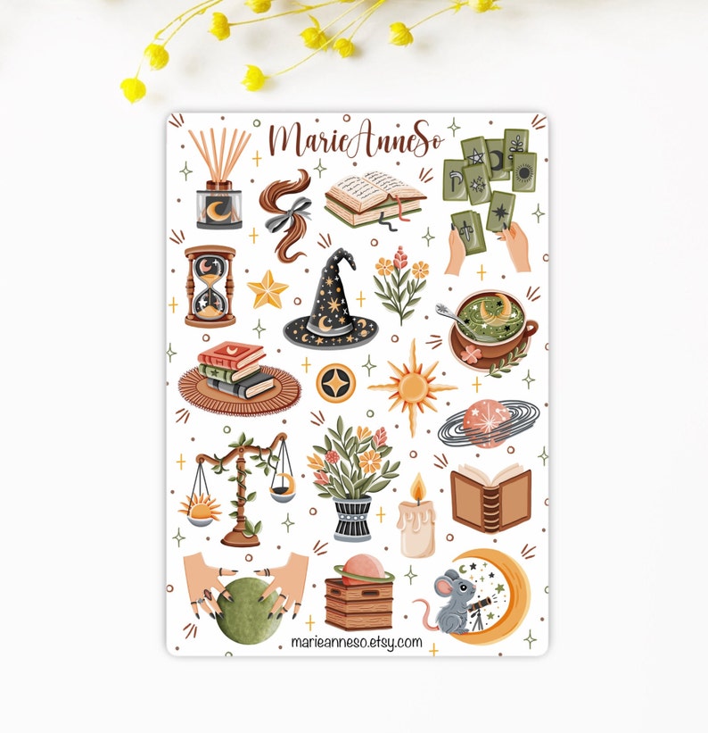 Puede incluir: Una hoja de pegatinas con ilustraciones que incluyen un sombrero de bruja, un reloj de arena, cartas de tarot, libros, una vela, un planeta, una balanza, un rat&oacute;n con telescopio y el texto MarieAnneSo y marieanneso.etsy.com sobre fondo blanco.