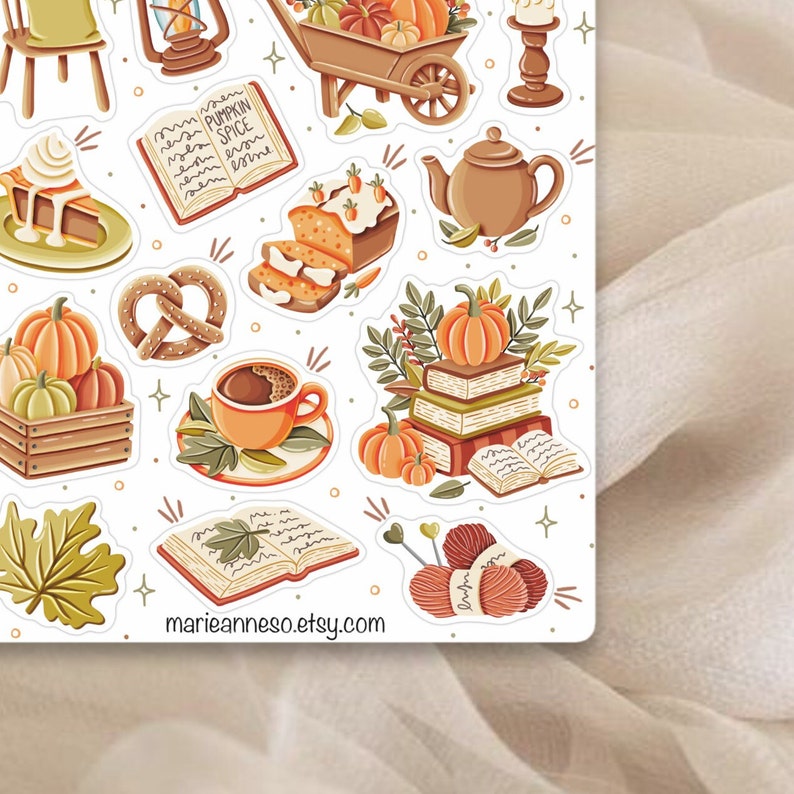 K&ouml;nnte beinhalten: Ein Set mit Herbst-Stickern mit Bildern von K&uuml;rbissen, B&uuml;chern, einer Schubkarre, einer Teekanne, einem Brezel, einer Tasse Kaffee, einem Brotlaib, einer Laterne, einem Stuhl, Garn und einem Buch mit dem Text "Pumpkin Spice" auf dem Cover.