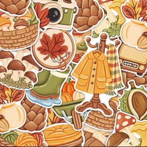 Può includere: Una collezione di adesivi a tema autunnale con un cappotto giallo su un appendiabiti, una fotocamera verde, un cesto di funghi, un telaio da ricamo con una foglia, stivali da pioggia verdi, una radio, pigne, zucche e fogliame autunnale.