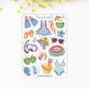 Può includere: Un foglio di adesivi con illustrazioni a tema estivo. Include uno scivolo d'acqua, occhiali da sole, un pallone da spiaggia, un costume da bagno e una pistola ad acqua. Il foglio presenta anche un telo mare, un secchiello e una paletta e una bevanda al cocco. Il testo "MarieAnneSo" e "marieanneso.etsy.com" sono visibili.