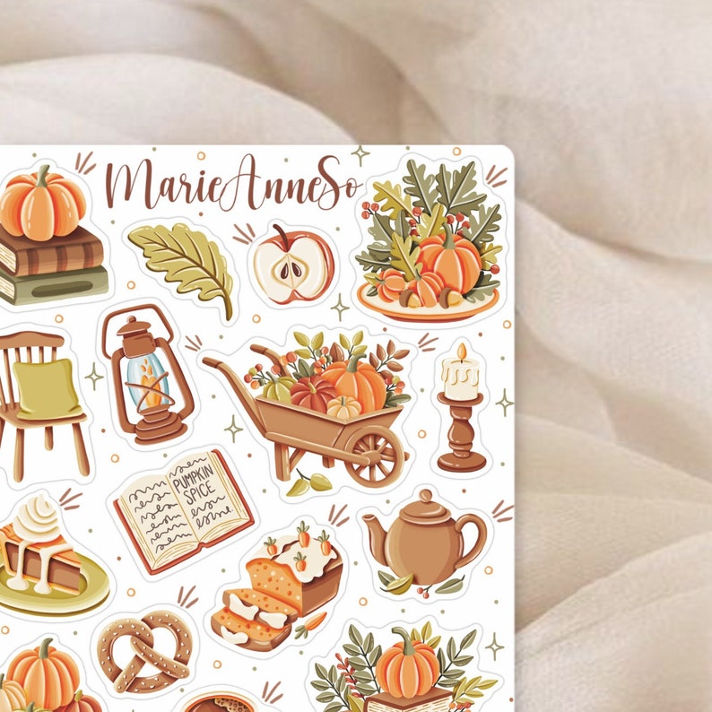 K&ouml;nnte beinhalten: Ein Set mit Herbst-Stickern mit verschiedenen Motiven, darunter K&uuml;rbisse, Bl&auml;tter, eine Schubkarre, eine Teekanne, ein Buch, eine Laterne, ein Kuchen, ein Brezel und ein Apfel. Die Sticker sind auf wei&szlig;em Hintergrund und haben einen Vintage-Look.