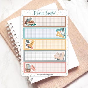 Peut inclure: Une feuille d'autocollants avec cinq sections rectangulaires quadrillées. Les sections sont de couleurs marron, turquoise, jaune, grise et rose. Chaque section présente une illustration différente, notamment des livres, une règle, un surligneur et du masking tape. Le texte "MarieAnneSo" est en haut.