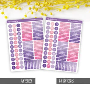 Peut inclure: Deux planches d'autocollants avec des éléments de calendrier. Une planche est en anglais, l'autre en français. Chaque autocollant comporte un numéro, une date et un jour de la semaine dans un code couleur violet, rose et blanc. L'adresse marieanneso.etsy.com est visible.