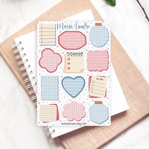 Peut inclure: Un carnet à couverture blanche avec des notes autocollantes de différentes formes et couleurs pastel. Les notes comprennent des designs lignés, quadrillés et vierges, avec un cœur et une liste de tâches. Le carnet porte le texte "Marie AnneSo" et "marieanneso.etsy.com".