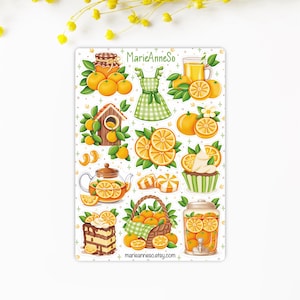 Peut inclure: Une planche d'autocollants avec des illustrations sur le thème des oranges. Comprend des oranges, un pot de miel, un nichoir, une théière, un cupcake, un panier d'oranges et un bocal de tranches d'orange. Le texte "MarieAnneSo" et "marieanneso.etsy.com" sont également visibles.
