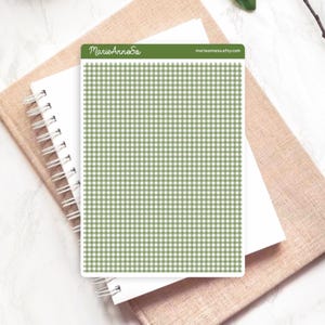 Peut inclure: Une feuille d'autocollants avec un motif vichy vert et blanc. Les autocollants sont rectangulaires avec des coins arrondis. Le haut de la feuille porte le texte "MarieAnneSo" et "marieanneso.etsy.com". Les autocollants sont sur un cahier blanc et un cahier beige.