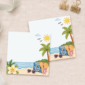 Può includere: Due biglietti quadrati bianchi con un'illustrazione a tema spiaggia. Il design include un oceano blu, palme, un sole e una borsa da spiaggia con cappello e occhiali da sole. Un fiore giallo è nell'angolo. Fermagli dorati sullo sfondo.