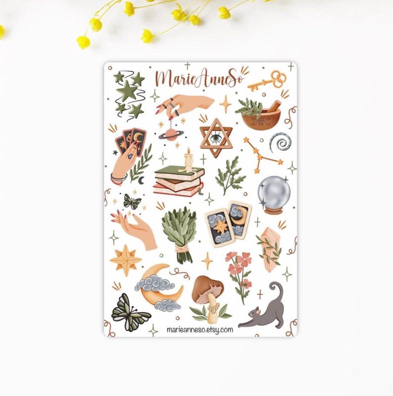 Puede incluir: Una hoja de pegatinas con varias ilustraciones m&iacute;sticas que incluyen manos, cartas del tarot, una bola de cristal, una luna creciente, un hongo, un gato, estrellas, plantas y un mortero. El texto MarieAnneSo y marieanneso.com est&aacute; impreso en la hoja.