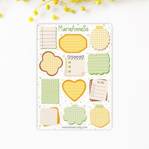 Peut inclure: Une planche d'autocollants avec divers modèles de papier à notes jaunes et verts. Certains ont des motifs quadrillés, des lignes ou sont vierges. Le texte "MarieAnneSo" et "marieanneso.etsy.com" sont visibles. Les formes incluent des coeurs et des fleurs.