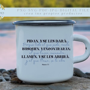 Könnte beinhalten: Weißer Emaille-Becher mit schwarzem Rand und Henkel. Der Becher zeigt Text auf Spanisch, darunter "PIDAN, Y SE LES DARA" und "Mateo 7:7". Der Becher hat ein hellblaues Blumenmuster und die Worte "LES LUMIÈRES" oben.