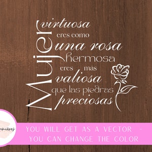 Op de afbeelding: Witte tekst op een bruine houten achtergrond luidt "Mujer" in een cirkelvormig ontwerp met de woorden "virtuosa", "eres como", "una rosa", "hermosa", "eres mas", "valiosa", "que las piedras", "preciosas" eromheen gerangschikt. Een witte roos met bladeren bevindt zich rechts van de tekst. De tekst onder het ontwerp luidt "YOU WILL GET AS A VECTOR - YOU CAN CHANGE THE COLOR".