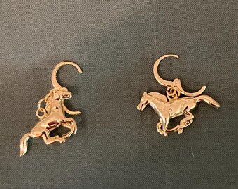 gouden oorbellen met renpaarden