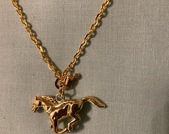 ketting met gouden paardenhanger