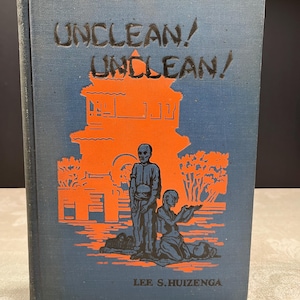 Może przedstawiać: Zabytkowa książka z niebieską okładką z tytułem "UNCLEAN! UNCLEAN!" czarnymi literami. Pomarańczowa ilustracja przedstawia pagodę i dwie postacie. Nazwisko autora, Lee S. Huizenga, jest wydrukowane na dole.