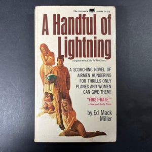 Peut inclure: Un livre de poche vintage intitulé A Handful of Lightning par Ed Mack Miller. La couverture blanc cassé présente un texte marron et une illustration d'un pilote en combinaison de vol parmi trois personnages. Inclut le texte 75c PAPERBACK LIBRARY 54-716.