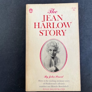 以下が含まれることがあります： ジョン・パスカル著『The Jean Harlow Story』のヴィンテージペーパーバック。表紙はオフホワイトで赤い文字が書かれており、ジーン・ハーロウのモノクロの楕円形ポートレートが中央にあります。PC1043 50cという文字と本の概要が記載されています。