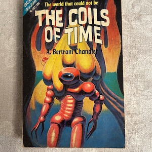 Może przedstawiać: Okładka książki w miękkiej oprawie w stylu vintage do "The Coils of Time" autorstwa A. Bertrama Chandlera. Okładka przedstawia czerwoną postać przypominającą robota z dużym okiem, na tle płomieni i żółtego, niebieskiego i czarnego tła. Tytuł jest wyświetlany.