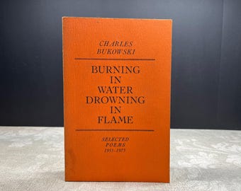 1978 Ardiendo en el agua, ahogándose en las llamas, de Charles Bukowski. Black Sparrow Press, 7.ª edición.