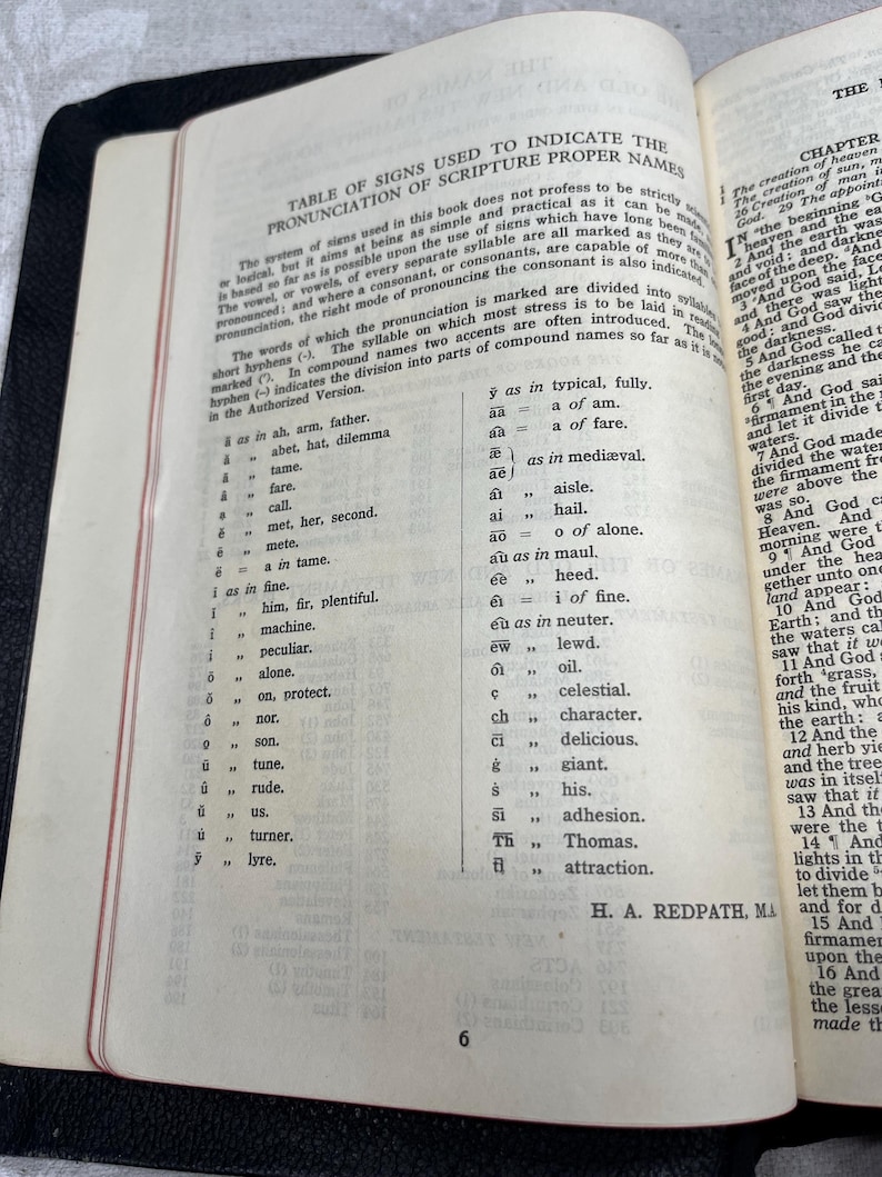 Puede incluir: Libro abierto con una cubierta negra, que muestra una p&aacute;gina titulada "TABLA DE SIGNOS UTILIZADOS PARA INDICAR LA PRONUNCIACI&Oacute;N DE NOMBRES PROPIOS DE LAS ESCRITURAS." La p&aacute;gina incluye s&iacute;mbolos fon&eacute;ticos y sus pronunciaciones.