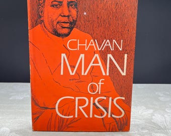 Puede incluir: Un libro vintage con una portada naranja que presenta un retrato de un hombre con gorra. El título "CHAVAN MAN of CRISIS" se muestra en letras blancas. El nombre del autor, B.B. KALE, está en la parte superior.