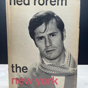 Könnte beinhalten: Vintage Buchcover mit einem Schwarz-Weiß-Porträt eines Mannes. Der Titel "The New York Diary" ist in roter und schwarzer Schrift gehalten. Der Name des Autors, "ned rorem", ist oben in Schwarz gedruckt.