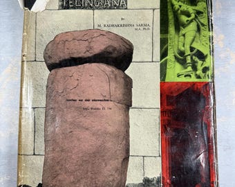 以下が含まれることがあります： M. Radhakrishna Sarma著の「Ten Es of Telingana」というタイトルのヴィンテージ本。表紙には、ベージュの背景に大きな茶色の石の彫刻が描かれています。本の背表紙には、緑と赤の模様と像があります。
