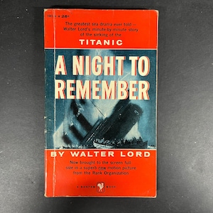 Peut inclure: Un livre de poche vintage intitulé A Night to Remember de Walter Lord. La couverture présente un schéma de couleurs rouge et bleu foncé avec du texte blanc. Elle illustre le navire Titanic et inclut le logo Bantam Book en bas de page.