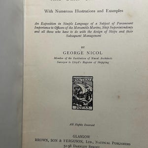 Pode incluir: Capa de um livro intitulado "Ship Stability and Other Calculations" de George Nicol. O livro é publicado por Brown, Son & Ferguson, Ltd., Nautical Publishers em Glasgow, Escócia. A capa apresenta uma ilustração em preto e branco de um navio.