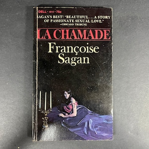 Puede incluir: Un libro de bolsillo vintage titulado La Chamade de Françoise Sagan. La portada negra muestra a una persona con un vestido morado sentada junto a un candelabro dorado. El texto en la parte superior dice: DELL 4810 75c SAGAN'S BEST: BEAUTIFUL... A STORY OF PASSIONATE SEXUAL LOVE.