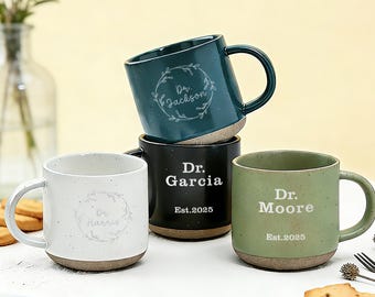 Taza de café personalizada para doctorado, taza de cerámica grabada (Est. 2025), taza de té, regalo de graduación de doctorado, regalo de agradecimiento, regalo para estudiantes de doctorado.