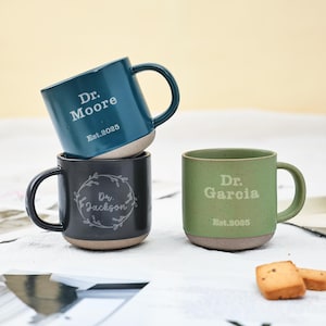 Tazza da caffè personalizzata per dottori, tazza in ceramica incisa Est 2025, tazza da tè, tazza da caffè, regalo di laurea per dottorato, regalo di apprezzamento, regalo per studenti di dottorato
