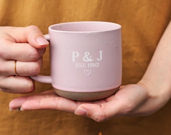 Personlig keramikmugg med text, graverad keramikmugg, kaffemugg, jubileumsmugg, present till brudtärnepresent, bröllopsfestpresent