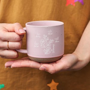 Caneca personalizada com flor de nascimento, caneca de cerâmica gravada para presentear a avó, caneca de café, caneca de chá, caneca com nomes de crianças para a mãe, caneca para o jardim da avó
