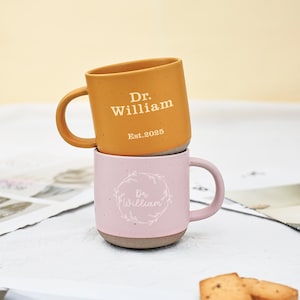 Tazza da caffè personalizzata Dr. Coffee, tazza in ceramica incisa Est 2025, regalo, tazza da tè, tazza da caffè, regalo di laurea PHD, regalo di apprezzamento, regalo per studenti di dottorato