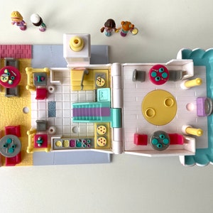 Vintage Polly Pocket: Pizzeria Pollyville Bluebird Toys 1993 complete image 3