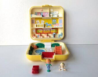 Vintage Polly Pocket: Midge’s Kindergarten Spielset / Midge’s Kindergarten Spielset - Gelbe Kofferversion. Bluebird Toys 1989 - komplett