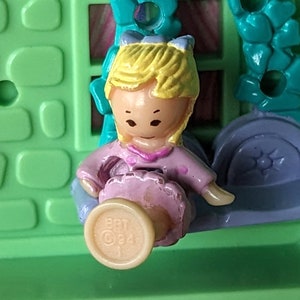 Vintage Polly Pocket: Birthday Surprise Pollys Birthday Cake Classic Collection Bluebird Toys 1994 image 4