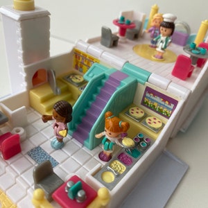 Vintage Polly Pocket: Pizzeria Pollyville Bluebird Toys 1993 complete image 2