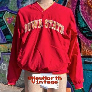 IOWA STATE CYCLONES Ncaa Vintage Windbreaker größe Medium (Pullover mit V-Ausschnitt) | Rot und Gelb mit Retro Logo Stickerei