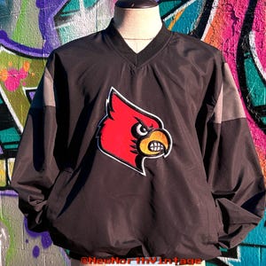 Kurtka wiatrówka LOUISVILLE CARDINALS NCAA Vintage, rozmiar M (bluza z dekoltem w serek) | Czarno-czerwona z haftowanym logo w stylu retro