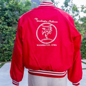WASHINGTON CLUBHOUSE IOWA Vintage Bomber Jacke Größe L | Rot Weiß Besatz & Print (Vintage Varsity Baseball Jacke Iowa Cyclones Hawkeyes)