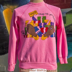 SHOP Til You DROP Vintage Sweatshirt Größe L | Rosa mit Multicolor Grafik-Print (80er Jahre Stil Vintage Pullover MastercardVisa)