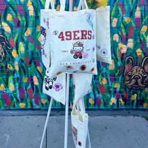 Wir stellen unsere neueste Leckerei vor - SANRIO & FRIENDS Sports League Handgefertigte bestickte Canvastaschenkollektion! Anpassen mit JEDEM Team auf Anfrage