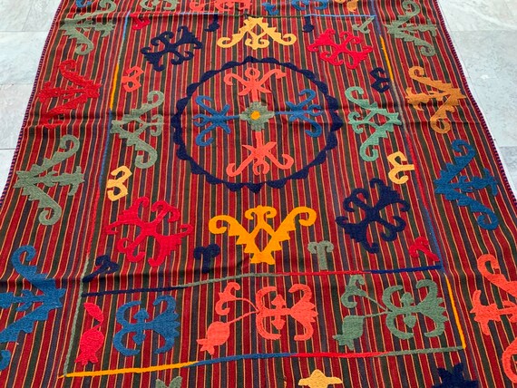 Embroidered Suzani Throw (218 x 148cm) Embroidered Suzani Throw (218 x 148cm)