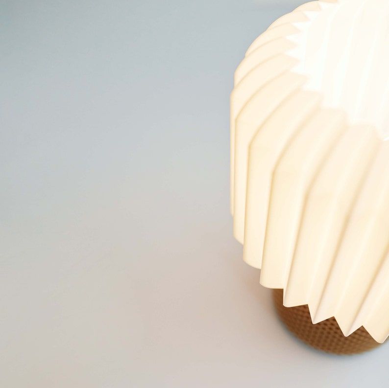 KURA Lampe à poser minimaliste et unique lampe de table moderne lampe de chevet originale Lampe de bureau design Abat-jour origami image 4