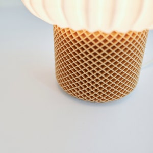 KURA Lampe à poser minimaliste et unique lampe de table moderne lampe de chevet originale Lampe de bureau design Abat-jour origami image 5