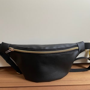 Bauchtasche schwarz Kunstleder mit goldenem oder silbernem Zubehör, Weihnachtsgeschenk Freundin Mama