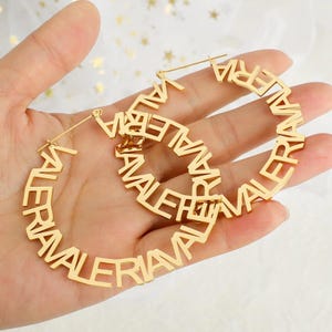 Brincos de argola grandes, brincos de argola com nome personalizado, brincos de argola com letras, brincos de argola dourados, brincos personalizados, brincos com placa de identificação, presente para ela